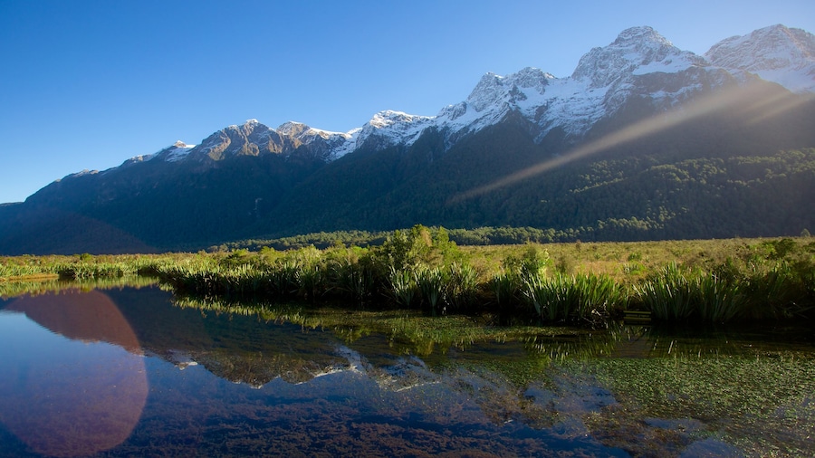 Parco Nazionale di Fjordland caratteristiche di vista del paesaggio, lago o sorgente d\'acqua e montagna