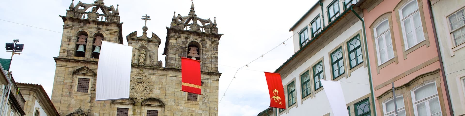 Braga Cathedral showing street scenes