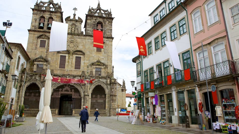 Cattedrale di Braga che include strade