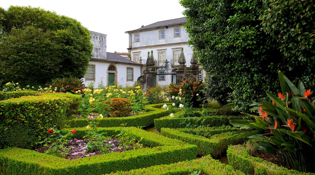 Palacio dos Biscainhos showing a park