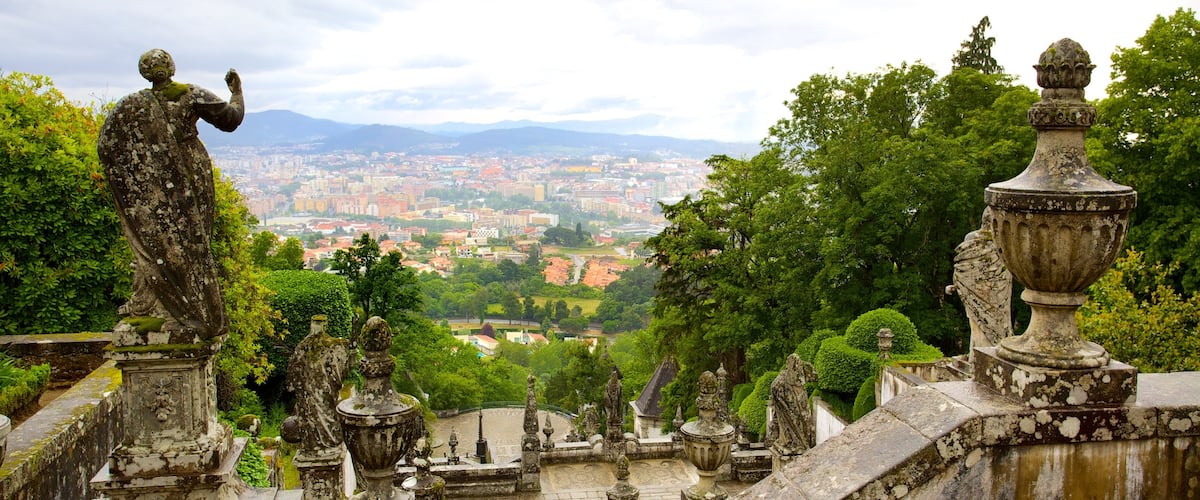 Bom Jesus do Monte which includes a castle and heritage elements
