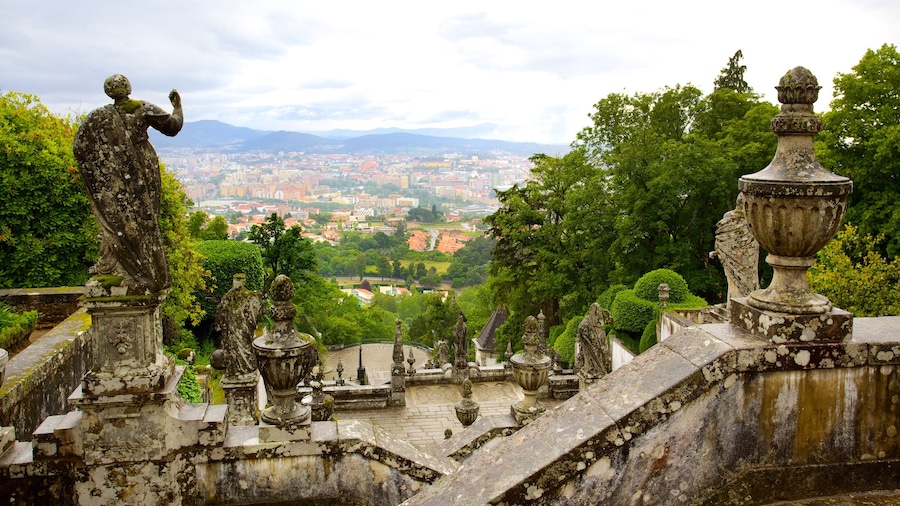 Bom Jesus do Monte mostrando castillo o palacio y elementos del patrimonio