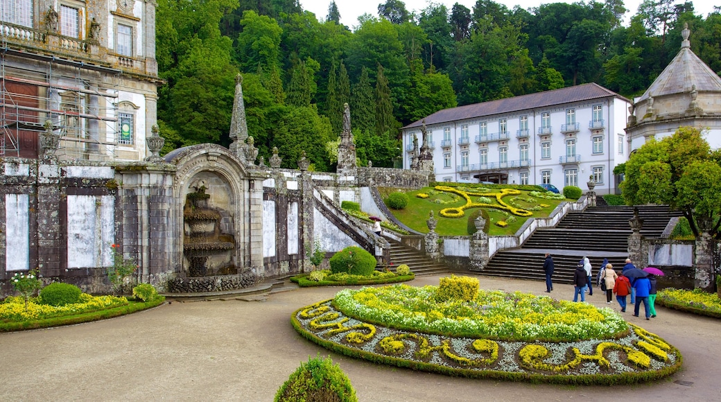 Bom Jesus do Monte que incluye jardín y un castillo