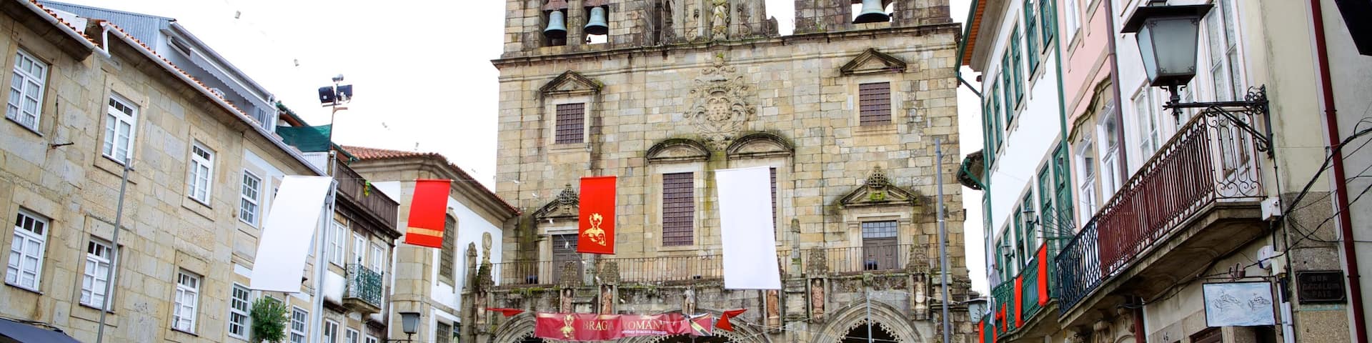 Braga Cathedral which includes a church or cathedral and street scenes