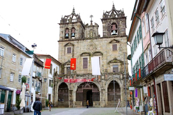 Cathédrale de Braga mettant en vedette scÚnes de rue et église ou cathédrale