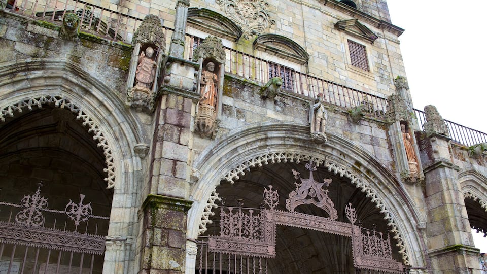 Braga Cathedral which includes a church or cathedral, heritage architecture and religious aspects
