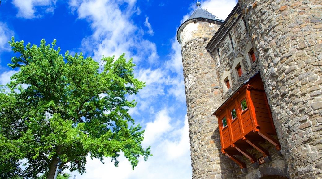 Helpoort mostrando elementos de patrimônio e um pequeno castelo ou palácio