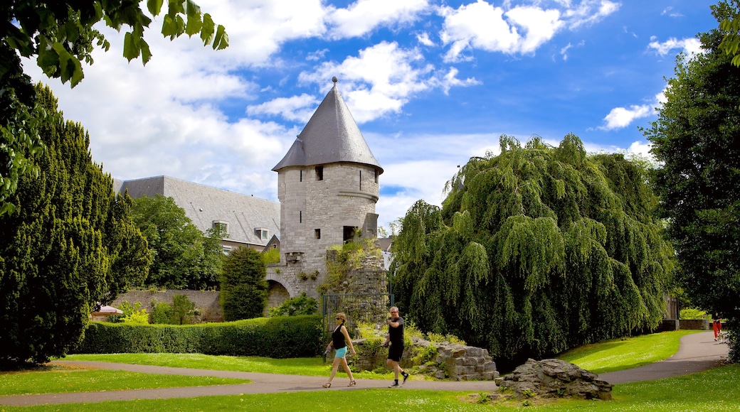 Helpoort das einen Garten sowie Paar