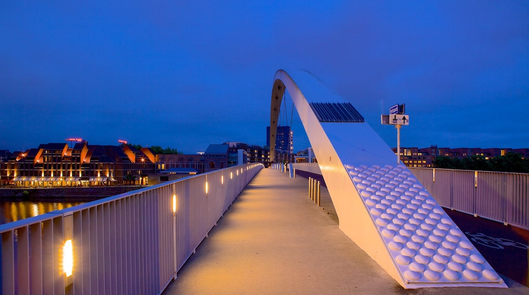 Maastricht mostrando escenas nocturnas, arquitectura moderna y un puente