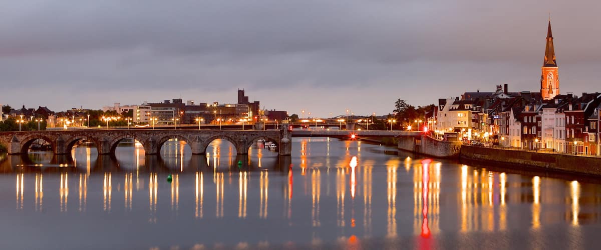 Maastricht mostrando un puente, escenas nocturnas y un río o arroyo