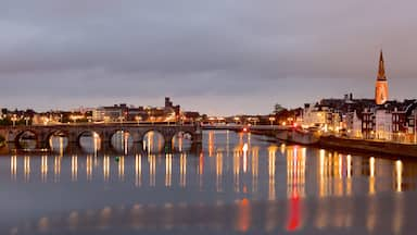 Maastricht which includes a city, a bridge and night scenes