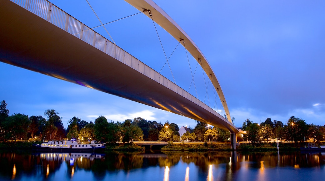 Maastricht que incluye un río o arroyo y un puente