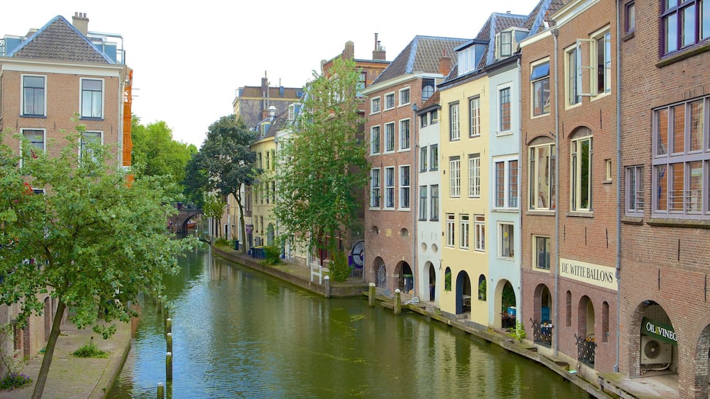 Utrecht qui includes petite ville ou village, maison et rivière ou ruisseau