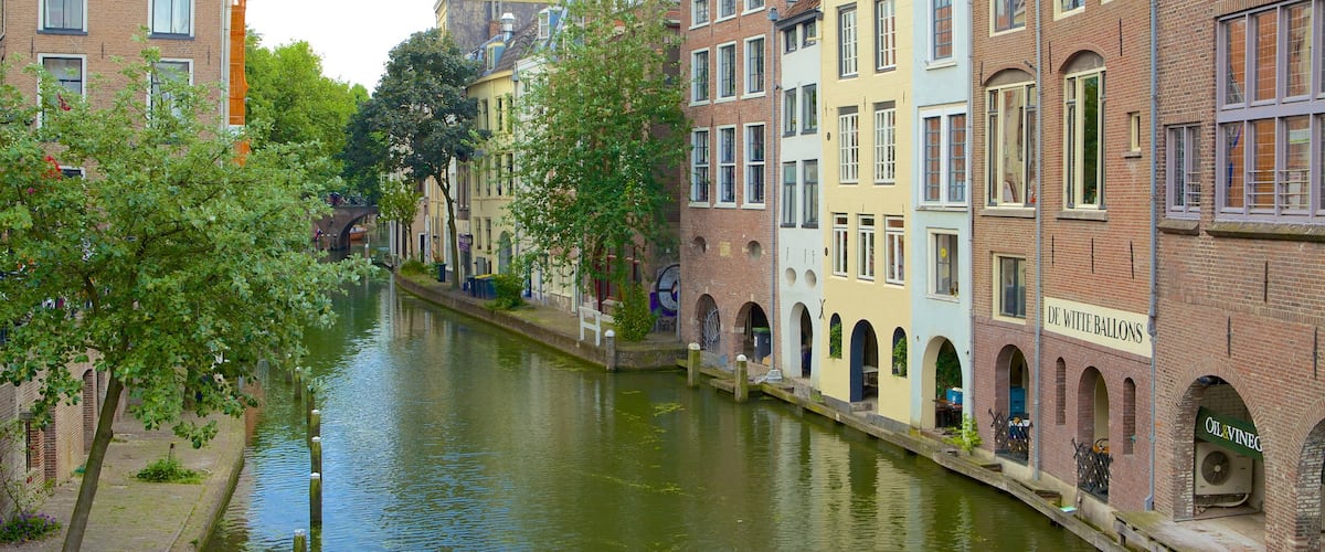 Utrecht mostrando una pequeña ciudad o pueblo, un río o arroyo y una casa