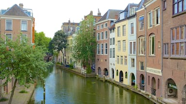 Utrecht bevat een huis, een rivier of beek en een klein stadje of dorpje