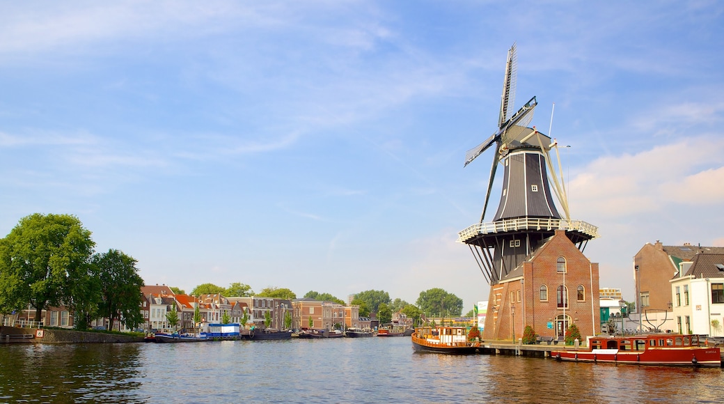 Haarlem welches beinhaltet Windmühle und Fluss oder Bach