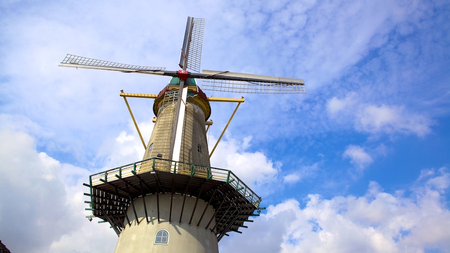 Spijkenisse som omfatter en vindmølle og historiske bygningsværker