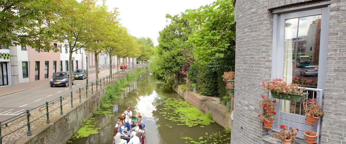 Amersfoort que incluye un río o arroyo y paseos en lancha y también un gran grupo de personas
