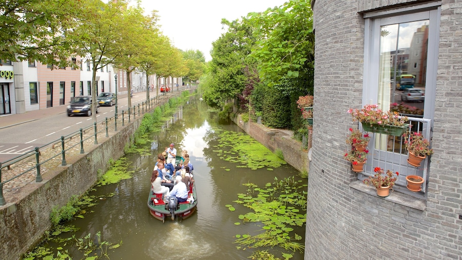 Amersfoort mostrando embarcaciones y un río o arroyo y también un grupo grande de personas