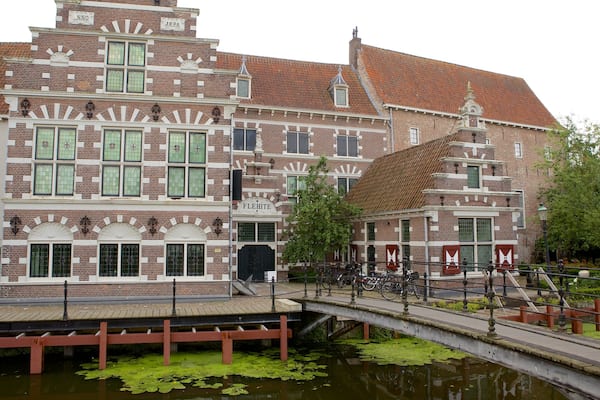 Amersfoort showing street scenes and a river or creek