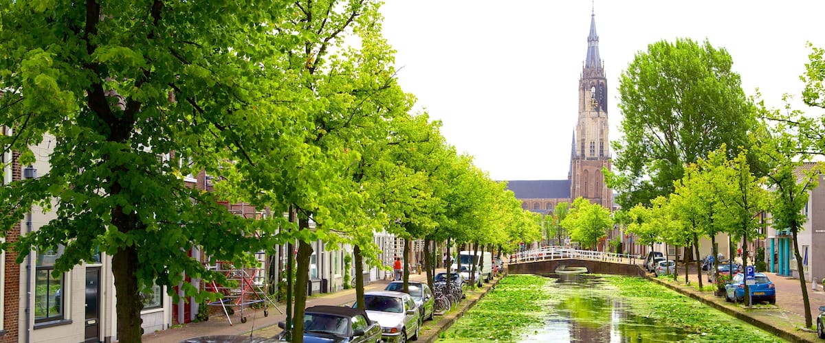 Delft mit einem Straßenszenen und Fluss oder Bach