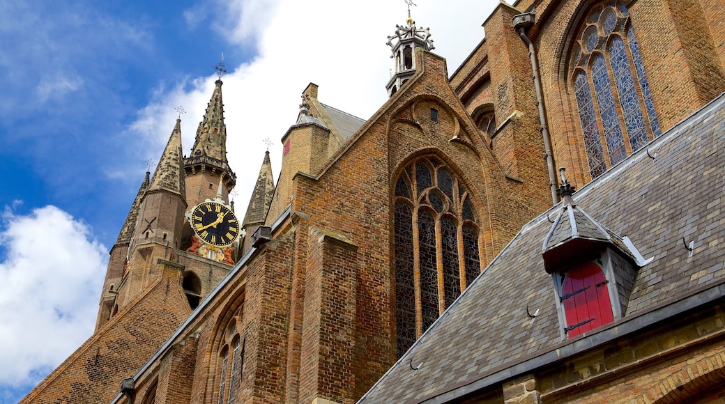 Oude Kerk johon kuuluu perintökohteet, vanha arkkitehtuuri ja kirkko tai katedraali