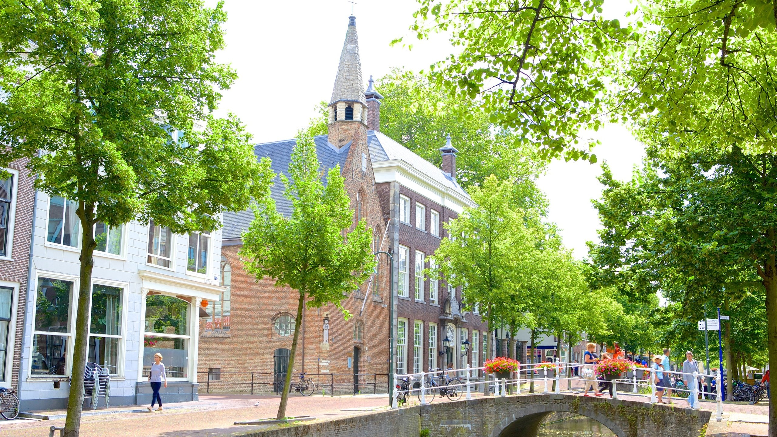 Oude Kerk featuring a small town or village and street scenes