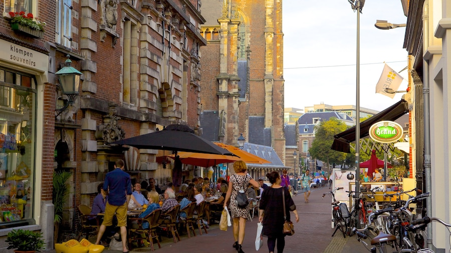 Grote Markt bevat cafésfeer, buiten eten en straten