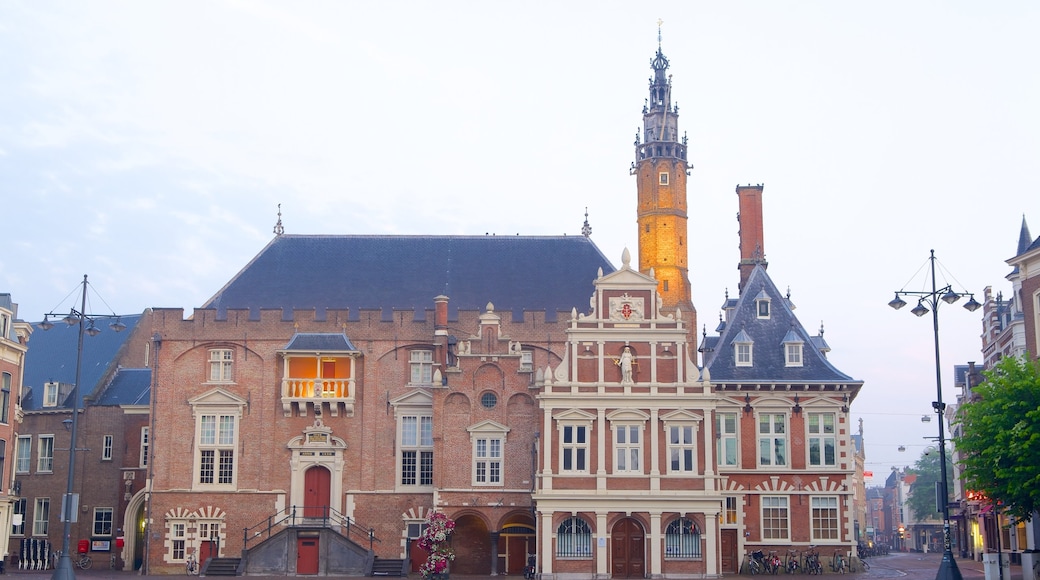 Stadhuis mit einem historische Architektur und Straßenszenen