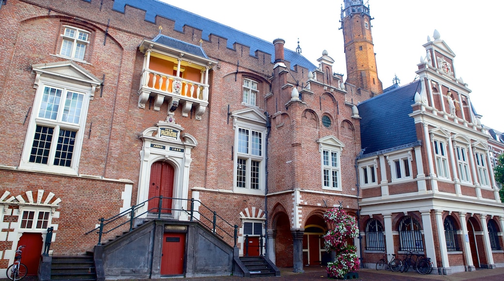 Stadhuis som viser historisk arkitektur og gatescener