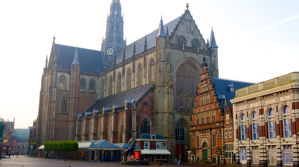 Grote Kerk johon kuuluu kirkko tai katedraali ja katunäkymät