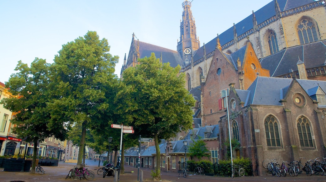 Grote Kerk which includes street scenes