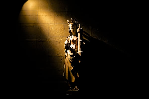 Basilique de Notre Dame montrant statue ou sculpture, vues intérieures et aspects religieux
