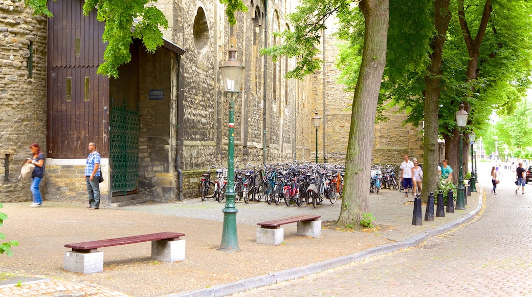 Onze-Lieve-Vrouwebasiliek welches beinhaltet Straßenszenen