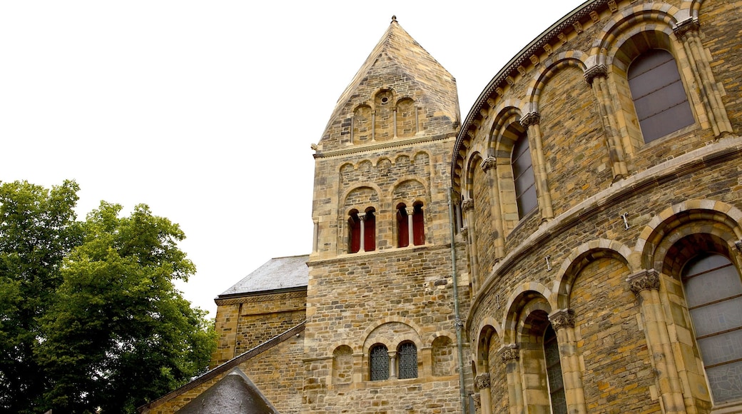 Basilica of Our Lady som inkluderar historisk arkitektur och historiska element