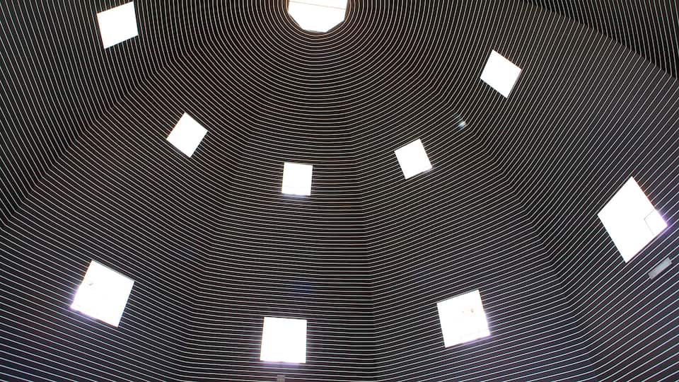 Bonnefanten Museum featuring art and interior views