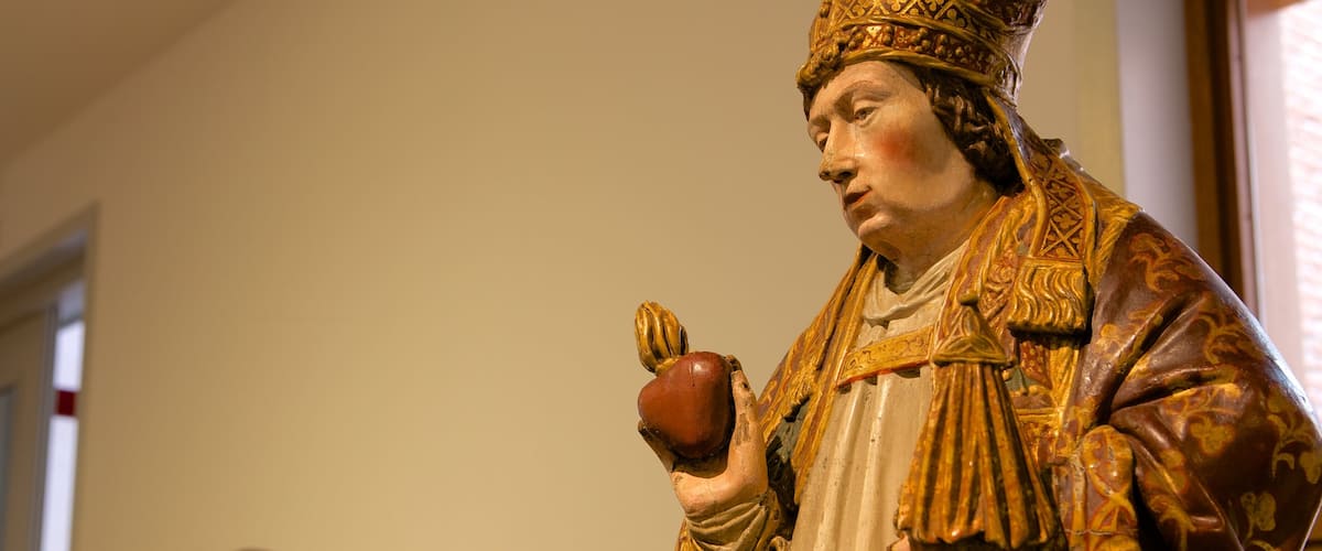 Bonnefantenmuseum toont interieur en een standbeeld of beeldhouwwerk