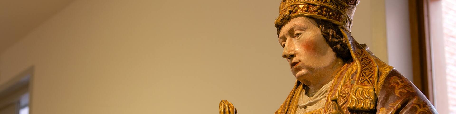Bonnefanten Museum showing a statue or sculpture and interior views