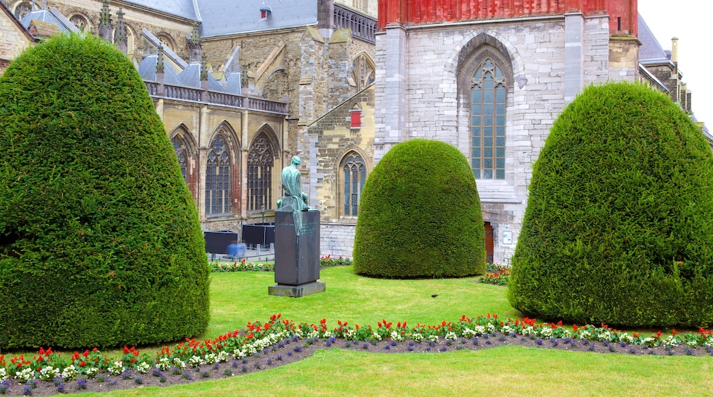 Iglesia de San Servaas mostrando un parque