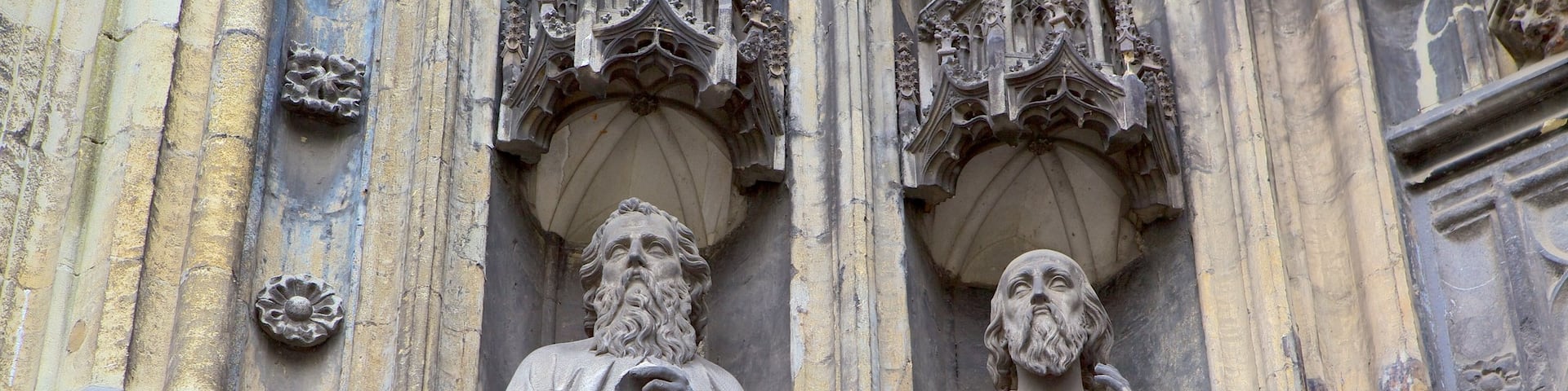 Servaasbasiliek das einen religiöse Aspekte, Kirche oder Kathedrale und Statue oder Skulptur