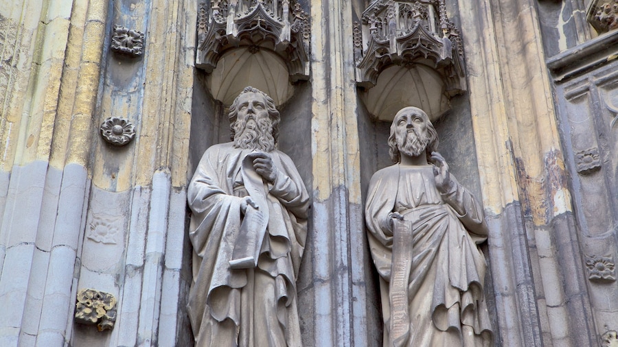 St. Servaas Church which includes a church or cathedral, religious elements and a statue or sculpture