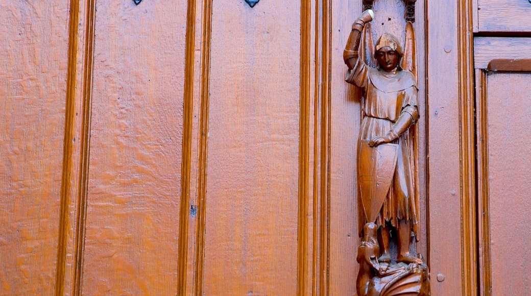 Iglesia de San Servaas mostrando una estatua o escultura, aspectos religiosos y una iglesia o catedral