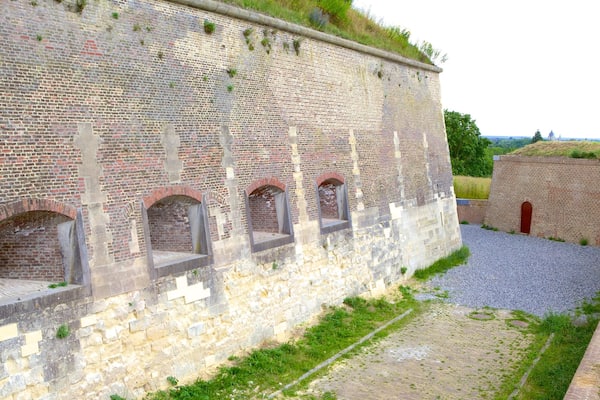 Fort St. Pieter showing heritage elements and a castle