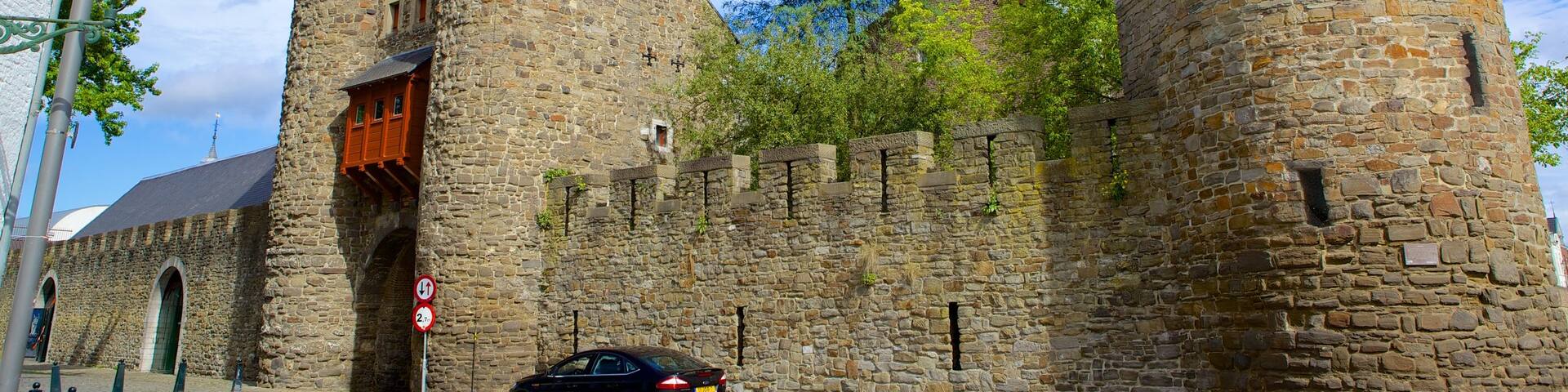 Helpoort qui includes château, patrimoine historique et scènes de rue
