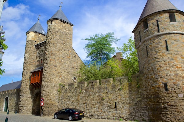 Helpoort qui includes chĂąteau, patrimoine historique et scĂšnes de rue