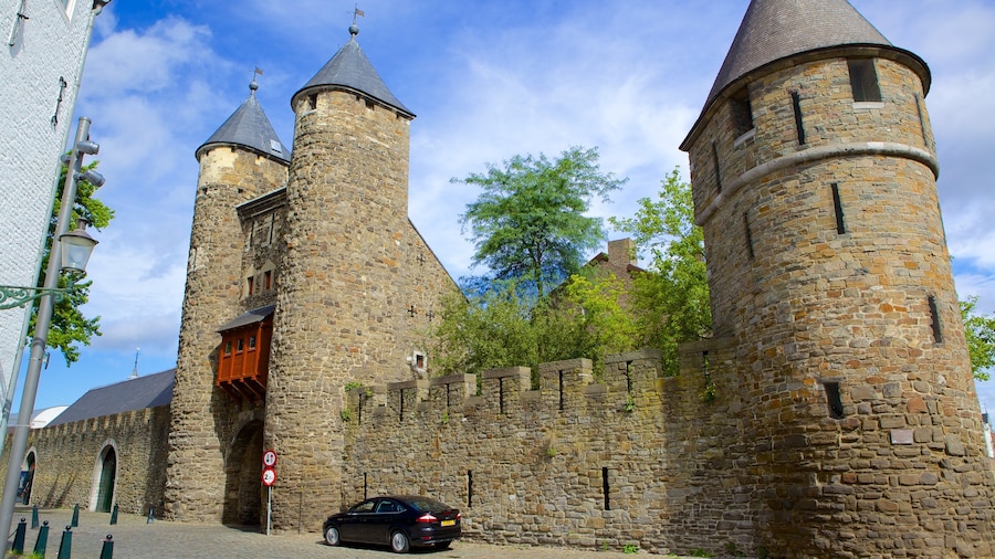 Helpoort showing street scenes, heritage elements and chateau or palace