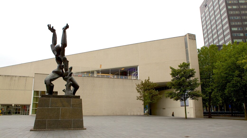 Maritiem Museum toont een plein en kunst in de open lucht