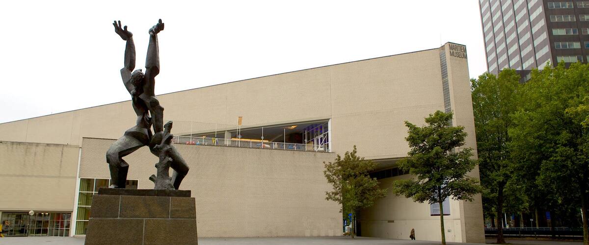 Museu Marinho caracterizando uma praça ou plaza e arte ao ar livre
