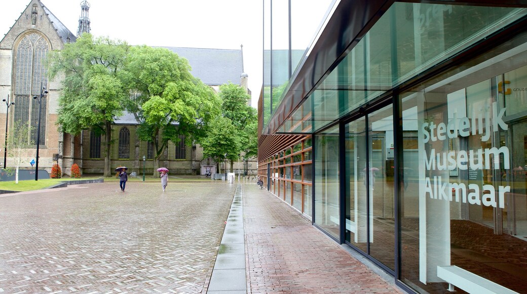 Museo Stedelijk mostrando arquitectura moderna y escenas urbanas