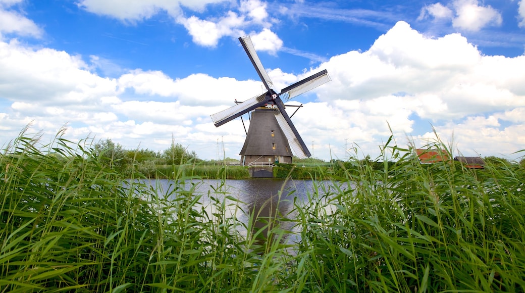 Kinderdijk ofreciendo un molino de viento y un río o arroyo